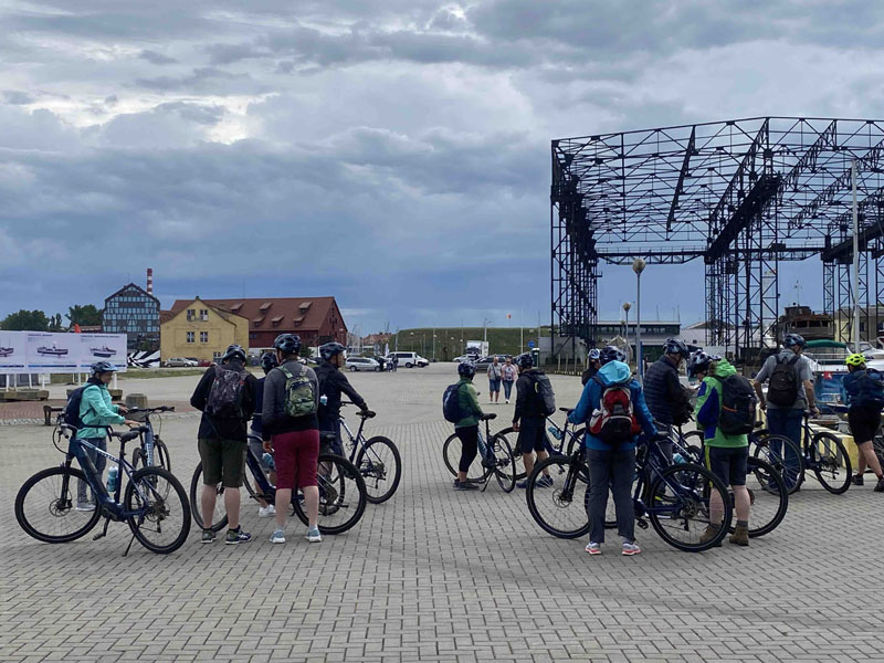 POMĖGIAI. Į Klaipėdą kruiziniais laivais atplaukiantys turistai neretai renkasi keliones dviračiais į Neringą, tačiau šiemet bent iki liepos mėnesio, kol bus rekonstruojamas dviračių takas Smiltynė-Juodkrantė, maršrutą dviračiais teks keisti. Pauliaus MATULEVIČIAUS nuotr.