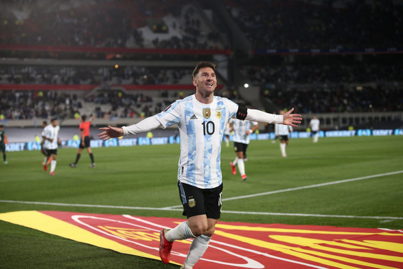 AR PAVYKS? Pasaulio futbolo čempionate - daug šios sporto šakos žvaigždžių, o viena ryškiausių - argentinietis Lionelis Messi. Jis savo trofėjų lentynoje turi daug titulų, tačiau pasaulio čempiono taurės jam dar trūksta. Gal šiemet pavyks užpildyti šią spragą? FIFA.com nuotr.