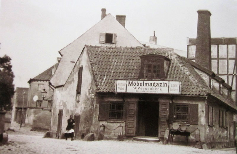 PARDUOTUVĖ. Naujosios ir Kapų gatvių sankirtoje (dabar Senasis turgus) stovėjo nedidelis namelis - staliaus W. Wiesenbergo baldų parduotuvė. 