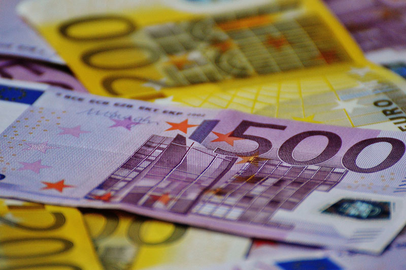 PROBLEMA. Atsiskaityti 500 eurų kupiūra moteris Klaipėdoje negalėjo, banke pinigų keitimas nemažai kainuoja. „Pixabay“ nuotr.