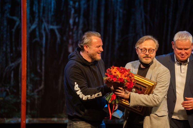 METŲ SPEKTAKLIS. Klaipėdos dramos teatro vadovas Tomas Juočys ir aktorius Darius Meškauskas džiaugiasi „Padėkos kauke“ už „Metų spektakliu“ pripažintą spektaklį „Borisas Godunovas“. Eglės SABALIAUSKAITĖS nuotr.