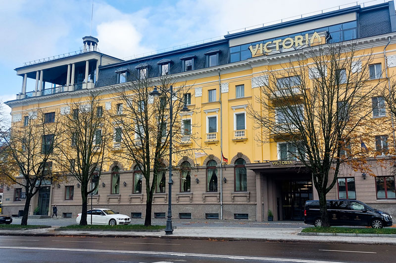 „Victoria hotel“, S. Šimkaus g. 2 Viešbutis „Victoria“ buvo atidarytas dar 1881 metais tuometinėje Palangos gatvėje. Pati vietos ir pastato istorija siekia net XVII amžių. Paskutiniais metais ilgą laiką buvusį apleistą pastatą nupirko Arūno Tumos šeimos valdoma „Kaminera grupė“. Viešbučio atidarymas įvyko 2022 metais. Šiandien tai miestiečių ir Klaipėdos svečių traukos centras.