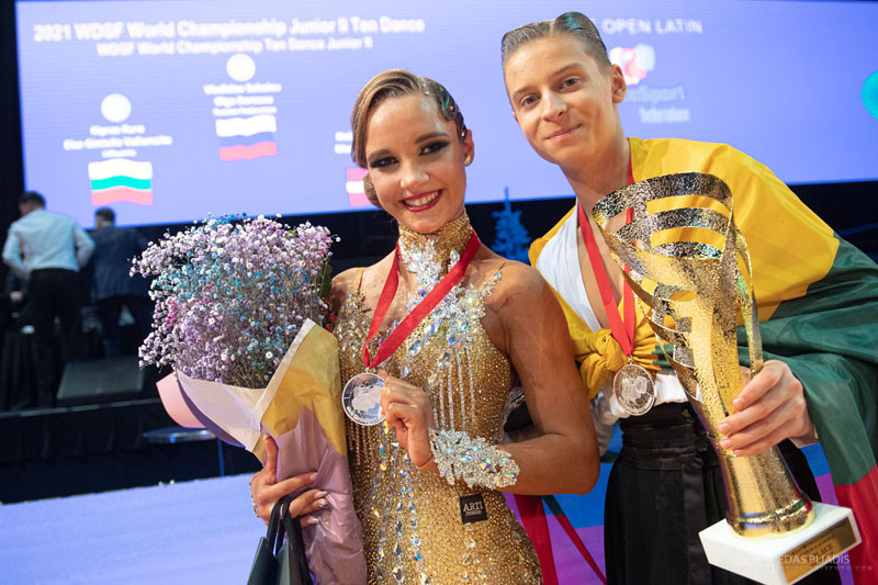  SU TROFĖJAIS. Elzė Gintvilė Valiūnaitė ir Kipras Kūra su iškovota vicečempionų taure ir medaliais.