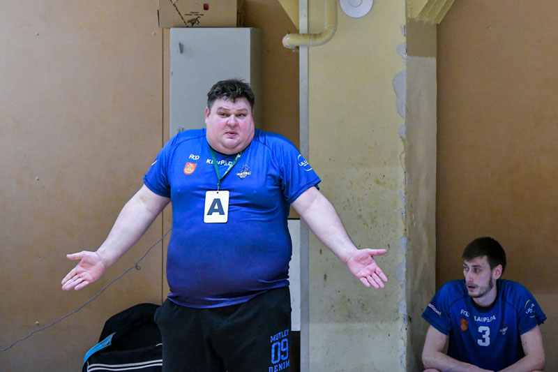 LIKO NESUPRATĘS. „Dragūno“ vyr. treneris Gintaras Cibulskis dažnai savo žaidėjams skėsčiojo rankomis, o po rungtynių sakė: „Gėda.“