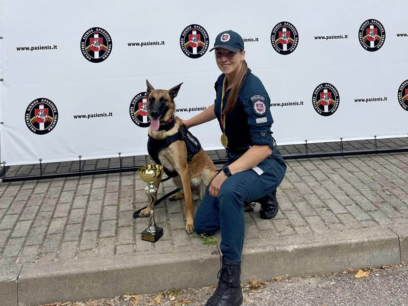 ĮVERTINO. Metų pareigūne tapo ir Klaipėdos apskrities VPK Viešosios tvarkos tarnybos Kinologų poskyrio specialistė Paulina Pirmaitienė. Nuotraukoje - su tarnybiniu šunimi Fėja. Klaipėdos apskrities VPK nuotr.