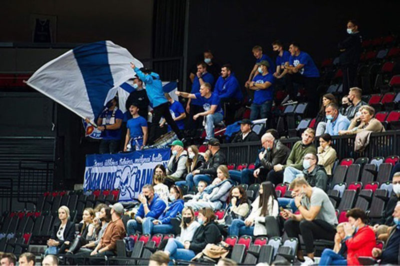 SIRGALIŲ IMPULSAS. Krepšinio sirgalių palaikymas įkvėpė neptūniečius pergalei. Eglės SABALIAUSKAITĖS (BC „Neptūnas“) nuotr.