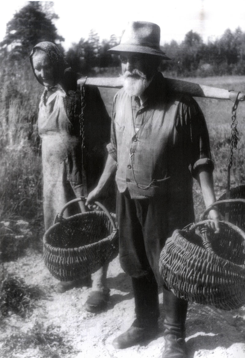Augustas ir Marija Šarkai išsiruošia į bulviakasį. 1971 m. Bernardo ALEKNAVIČIAUS nuotr.