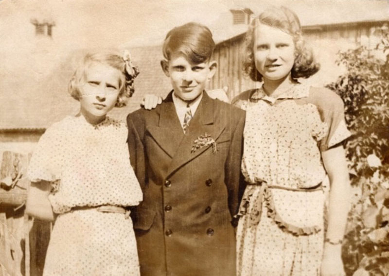 Gintaro Vytės konfirmacija. Šalia stovi jaunesnioji sesuo Lena ir vyresnioji Irmgard. Pleškučiai, apie 1957 m. 