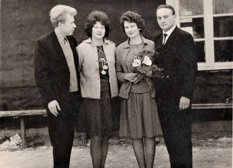 Lena Viskantienė (gim. Vytaitė, dabar Helena Vygot) ir Irmgard Šukienė (gim. Vytaitė) su savo vyrais. Pleškučiai, 1966 m.