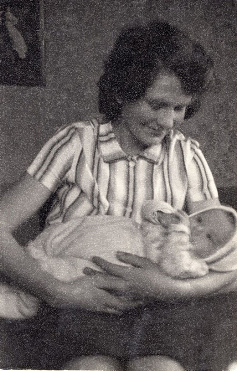 Dukrelė Irutė mamos Irmgard Šukienės glėbyje. Apie 1966 m. gruodžio mėn. Pleškučiuose