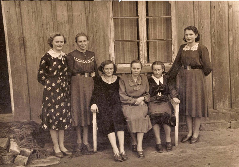 Jaunos merginos Dreižiuose, apie 1960 m. Iš dešinės stovi Annos Vytienės dukra Irmgard, iš kairės – jos pusseserė, Lenos Paurienės dukra Gerda, antra nežinoma. Iš kairės sėdi pusseserės Erika ir Erna, trečia – nežinoma.