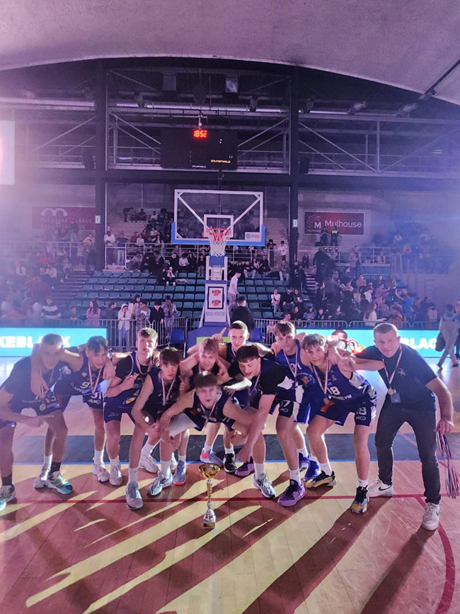 U17 Klaipėdos krepšinio mokyklos komanda Mulhouse (Prancūzija) vykusiame pajėgiame tarptautiniame krepšinio turnyre iškovojo aukso medalius ir nugalėtojų taurę.