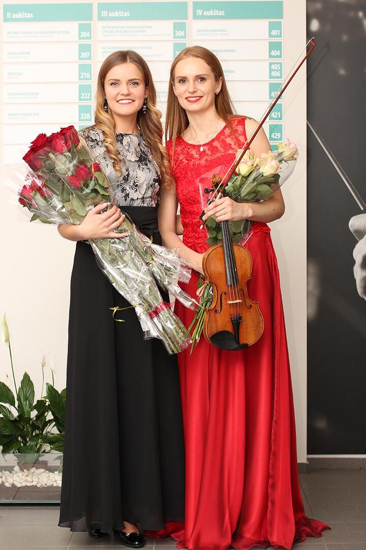 Meilė muzikai S. Domarkienės gyvenime - daugiau nei profesija. Muzikos kelią pasirinko ir abi jos dukros: pianistė Donata Domarkaitė-Petrauskienė ir smuikininkė Lina Marija Domarkaitė-Songailė.