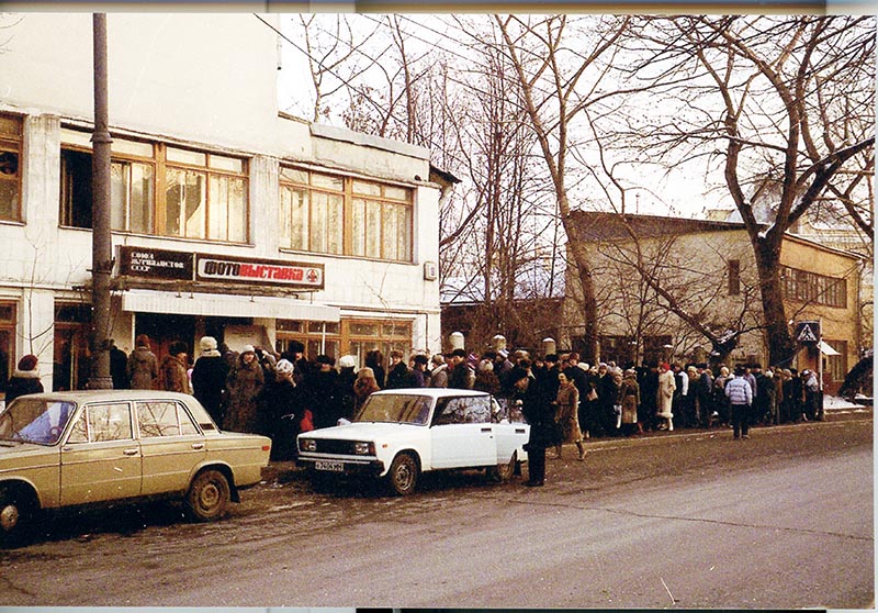 Parodos lankytojai 1989 m. Maskvoje, žurnalistų sąjungos galerijoje FOTOCENTR. Pirmajame galerijos aukšte vyko JAV ambasadoriaus Džeko Metloko žmonos Rebekos darbų paroda, o antrajame - Rimanto Dichavičiaus „Žiedai tarp žiedų“. Rimantas Dichavičius su ambasadoriumi Džeku Metloku. 