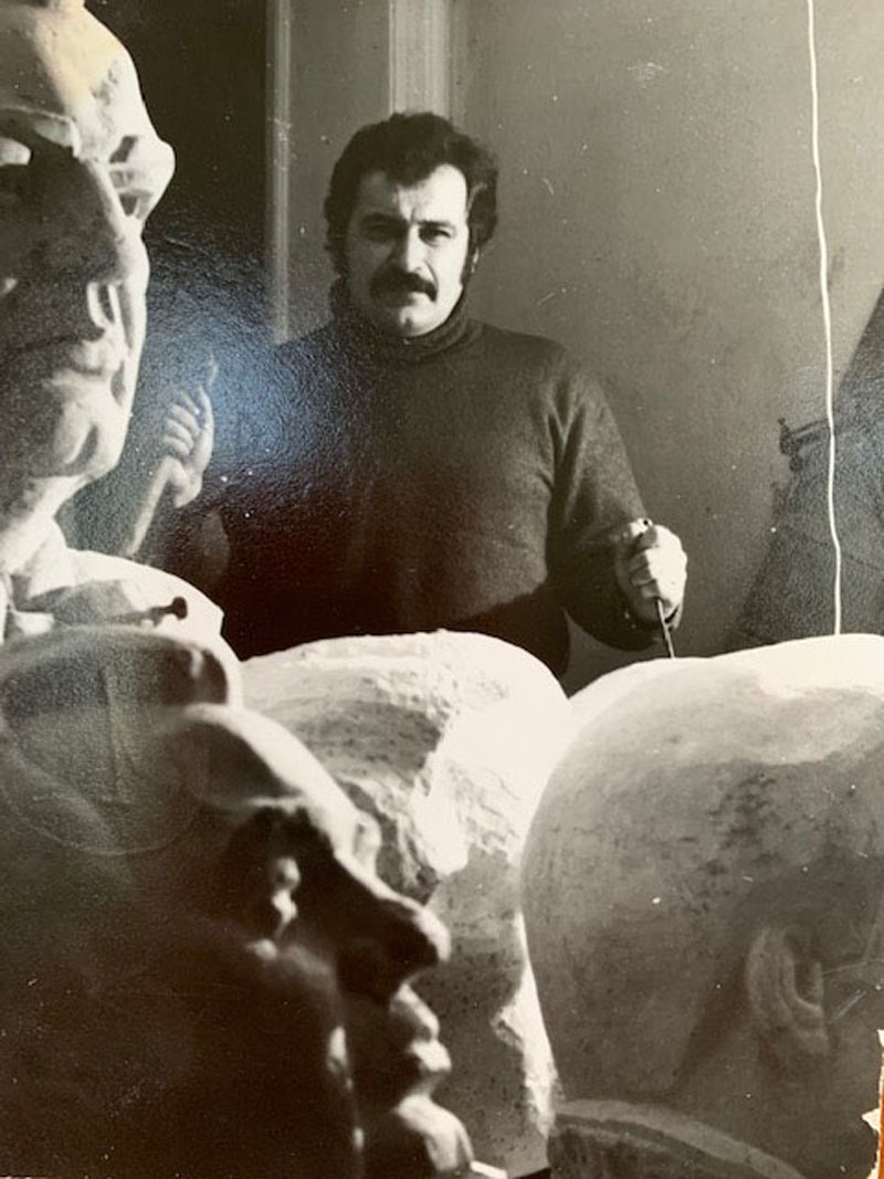 Lionginas Alfonsas Garla, turėjęs dirbtuvę S. Daukanto g. 9, savo stotu ir kalamomis skulptūromis sunkiai tilpo palyginti mažoje patalpoje. Angelės KAVAK archyvo nuotr.