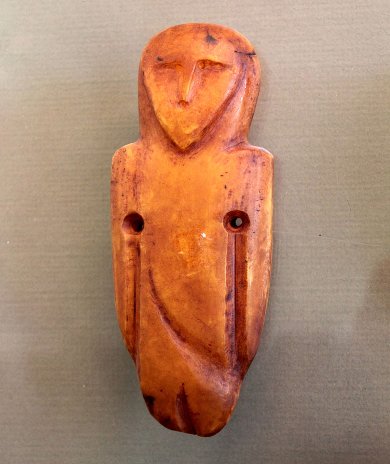 Viena iš vadinamojo Juodkrantės lobio antropomorfinių figūrų (kopija), rastų Kuršmarėse. Gintaro muziejus Palangoje. Deniso NIKITENKOS nuotr.