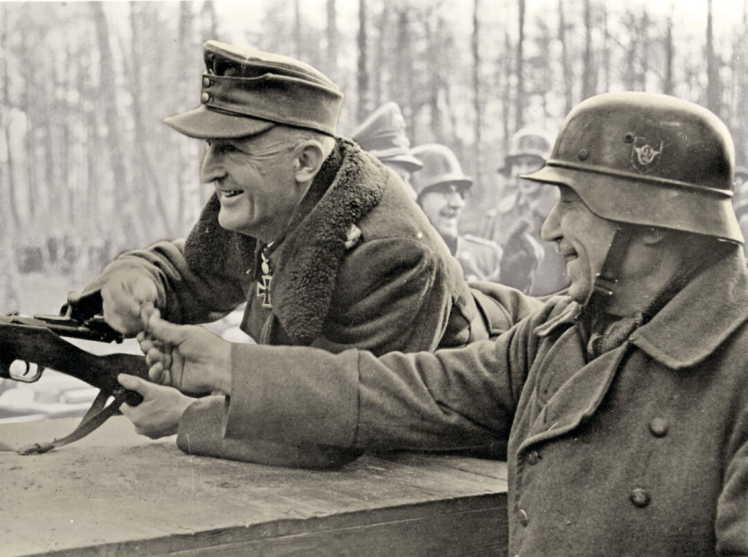 XXVIII korpuso vadas pėstininkų generolas Hansas Gollnickas Mėmelio placdarme rengiasi šaudyti iš sovietų Mosino 7,62 mm kalibro šautuvo folksšturmo mokymų metu, 1944 m. gruodis. Fotografavo 95-osios pėstininkų divizijos vadas generolas majoras J. F. Langas. Nuotrauka iš knygos "Mėmelio šturmo blefas".
