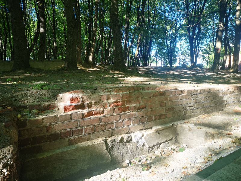 Atkasta atraminė buvusių kapinių sienutė, sumūryta iš raudonų plytų, taip pat bus eksponuojama.