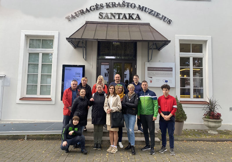 Klaipėdos žurnalistai ir jų šeimų nariai prie Tauragės krašto muziejaus „Santaka“.