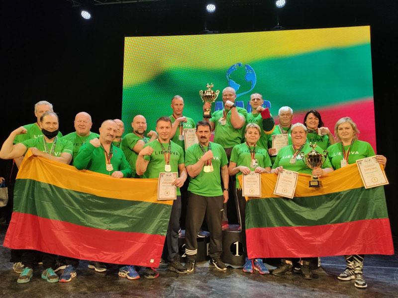 Vladas Kuizinas (viduryje) su Lietuvos meistrų rankų lenkimo rinktine šauniai reprezentavo mūsų šalį - su Lietuvos vėliava ir marškinėliais su užrašu „Lietuva“. Be to, iškovota visų spalvų medalių.