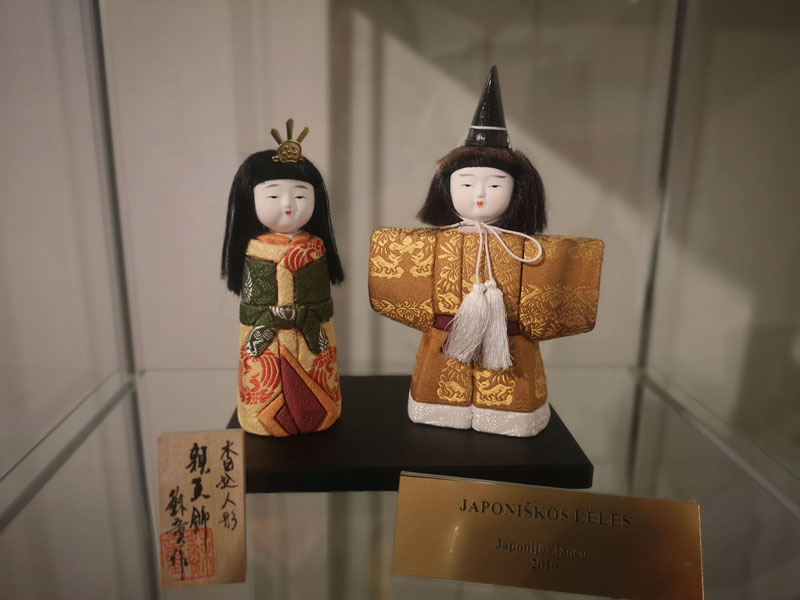Japonijos imperatoriaus dovana LR Prezidentūrai – tradicinės japonų lėlytės.