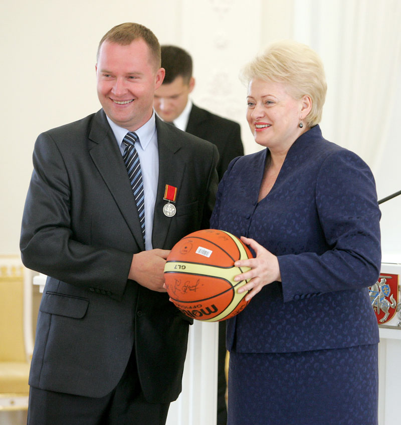 Kazys Maksvytis už sporto pergales buvo apdovanotas ir pagerbtas Lietuvos prezidentės Dalios Grybauskaitės.