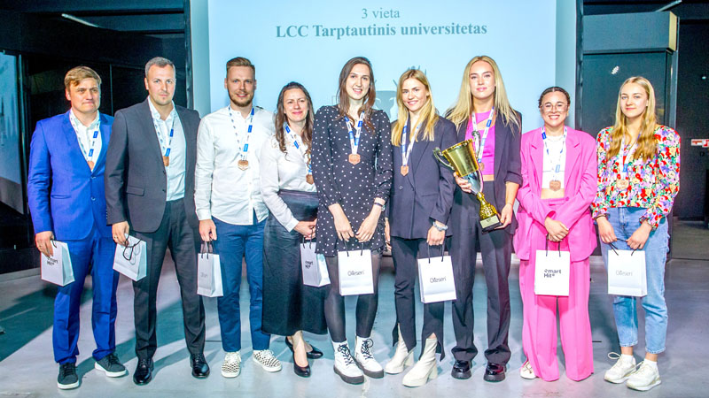 APDOVANOJO. Prieš kelias dienas LCC tarptautinio universiteto komandai buvo įteikti bronzos medaliai ir trečiosios vietos taurė.