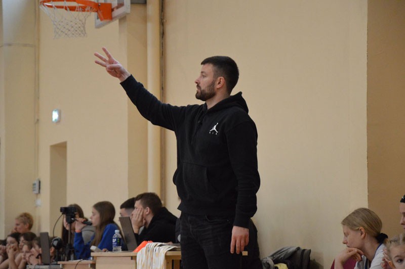 STRATEGAS. Klaipėdos krepšinio mokyklos treneris Tomas Tupalkis puikiai dirigavo jaunųjų krepšininkių žaidimui, kuris galiausiai buvo paženklintas auksu. Organizatorių nuotr.