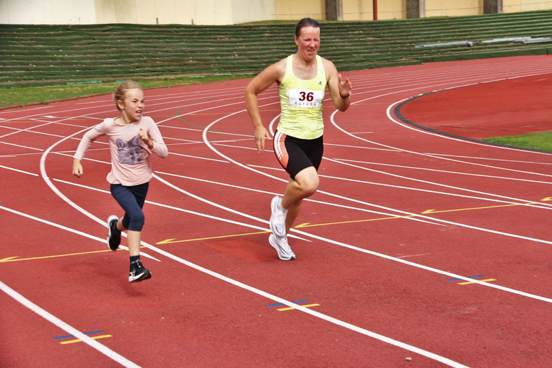ĮSILIEJO ŠEIMOMIS. 200 m bėgimas. Kas greitesnis: ar mama Vita Ormane (46 m.), ar dukrytė Santa (8 m.).