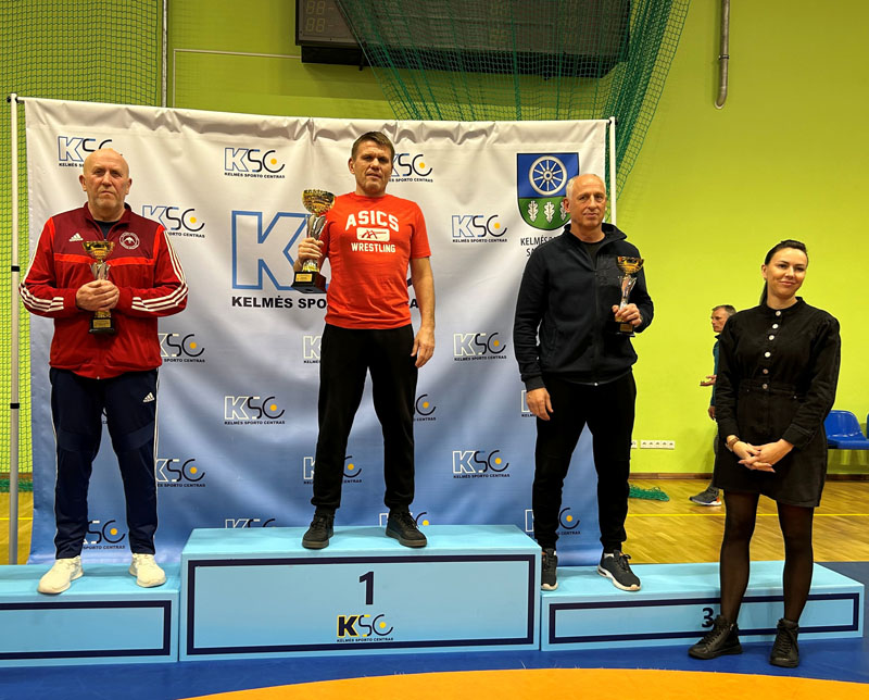 SU TAURE. Ant pirmojo prizininkų pakylos laiptelio stovi Klaipėdos ekipos treneris Andrejus Iljinas.