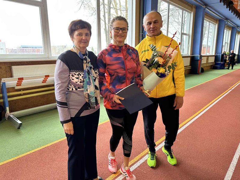 IŠSISKYRĖ. Klaipėdietė Lina Zaniauskienė (viduryje) pagerino net tris šalies rekordus.