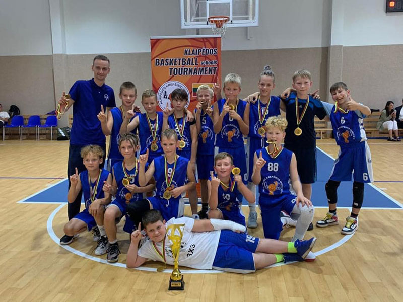 AUKSINIAI. Net keturios Klaipėdos krepšinio mokyklos komandos iškovojo aukso medalius savo amžiaus grupės varžybose. Iš viso varžėsi 50 komandų iš Latvijos, Lenkijos, Vokietijos ir įvairių Lietuvos miestų. Organizatorių nuotr.