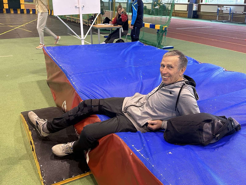 ŽIŪROVAS. Varžybas stebėjo po kelio sąnario operacijos reabilitaciją atliekantis pasaulio penkiakovės ir 60 m barjerinio bėgimo rungties čempionas, geriausias 2023 metų Klaipėdos sporto meistras Vytautas Zaniauskas.
