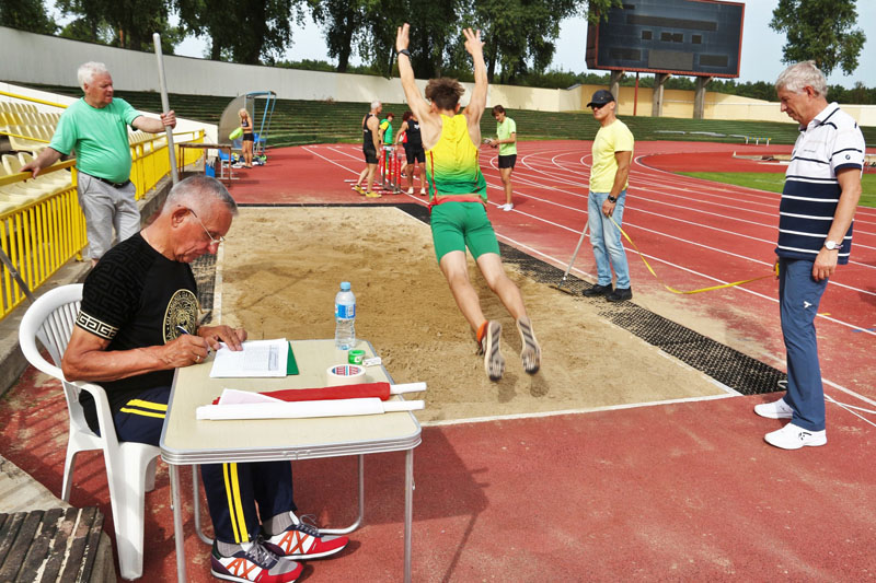 ŠUOLIS IŠ VIETOS. Teisėjai Virgilijus Vanagas, Steponas Baltuonis, Vytautas Kasparaitis ir Ričardas Stirbys dirbo išsijuosę.