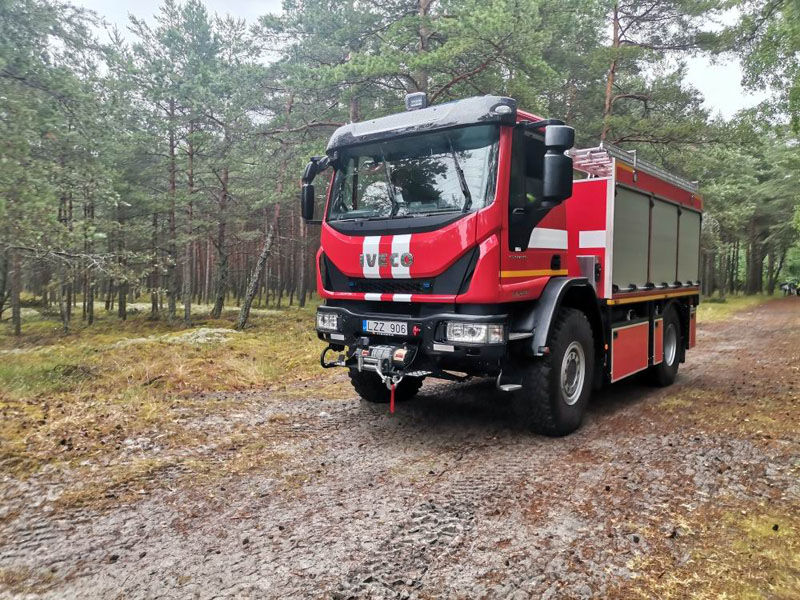 Juodkrantės ugniagesiai šiose pratybose išbandė ir naująjį gaisrinį automobilį.
