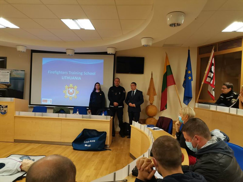 PASVEIKINO. Seminaro dalyviams sveikinimo žodį tarė Neringos meras Darius Jasaitis (pirmas iš dešinės), palinkėjo įgyti kuo daugiau naudingų teorinių bei praktinių žinių. Neringos savivaldybės nuotr.