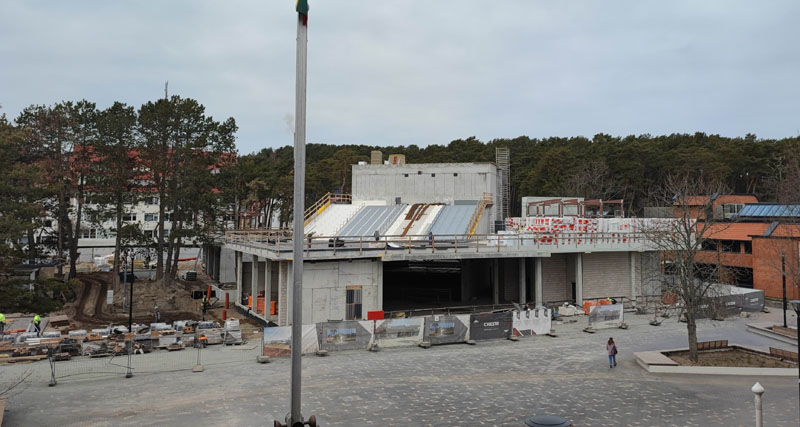 LIKO APDAILA. Nidos kultūros ir turizmo informacijos centras „Agila“ duris atvers, kai bus užbaigti pastato fasado ir vidaus apdailos darbai.