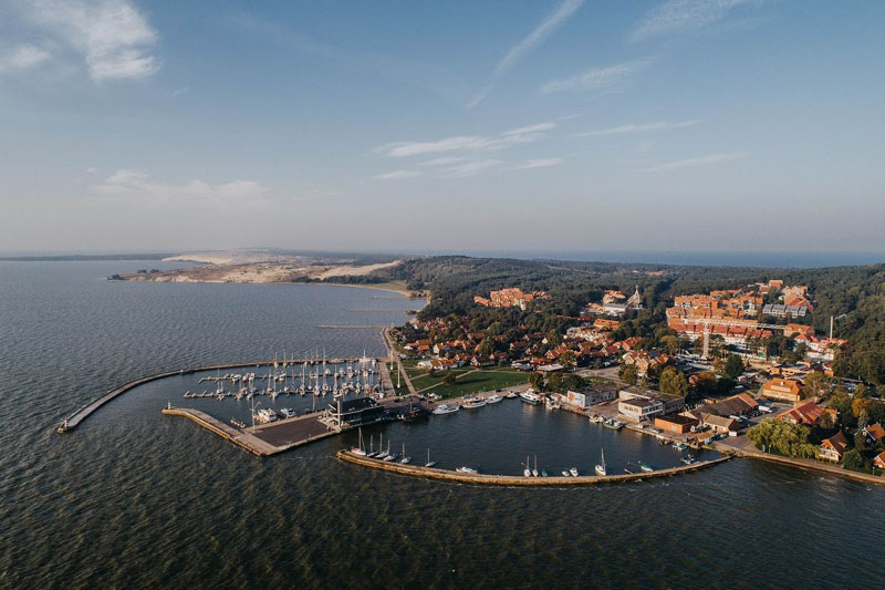 RAGINA SIŪLYTI. Neringos gyventojai ir kurorto svečiai kviečiami siūlyti svetingiausiojo vardo labiausiai vertą Neringos turizmo paslaugų teikėją (apgyvendinimo, maitinimo, transporto ar kt.)  A. Kundroto nuotr.