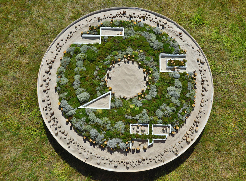 DARNA. „Gražiausi samanų sodai yra miškuose, o mes atnešėm mažytį fragmentą į miestą, kad lavintume ir kviestume pasigilinti į šio krašto gamtos ir kultūros darną“, - teigia sumanymo autorė skulptorė Aušra Jasiukevičiūtė. Aušros JASIUKEVIČIŪTĖS nuotr.