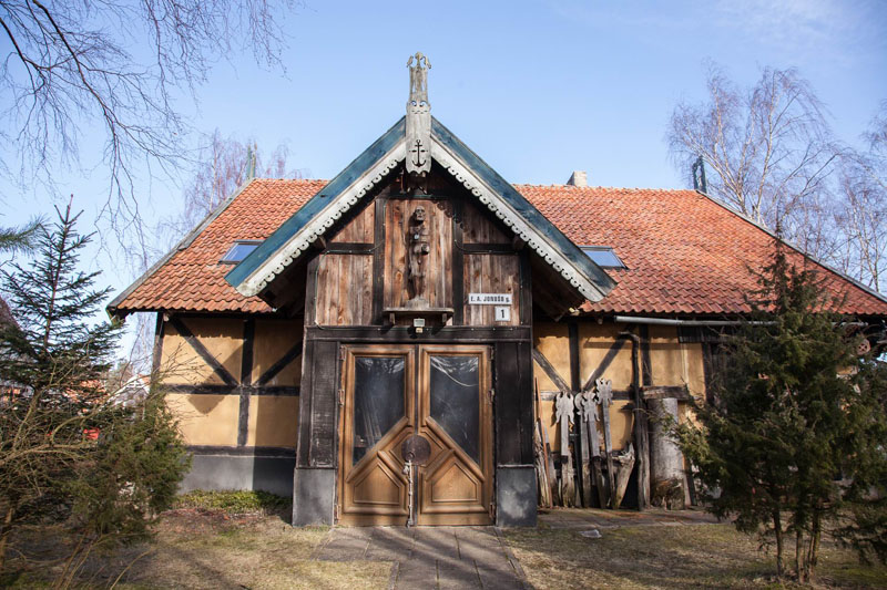 NEATSITIKTINAI. Pirmiesiems poetiniams skaitymams Eduardo Jonušo namai pasirinkti neatsitiktinai – ši vieta ir paties menininko asmenybė ilgus dešimtmečius traukė į Nidą sugrįžti ne vieną iškilų kūrėją.