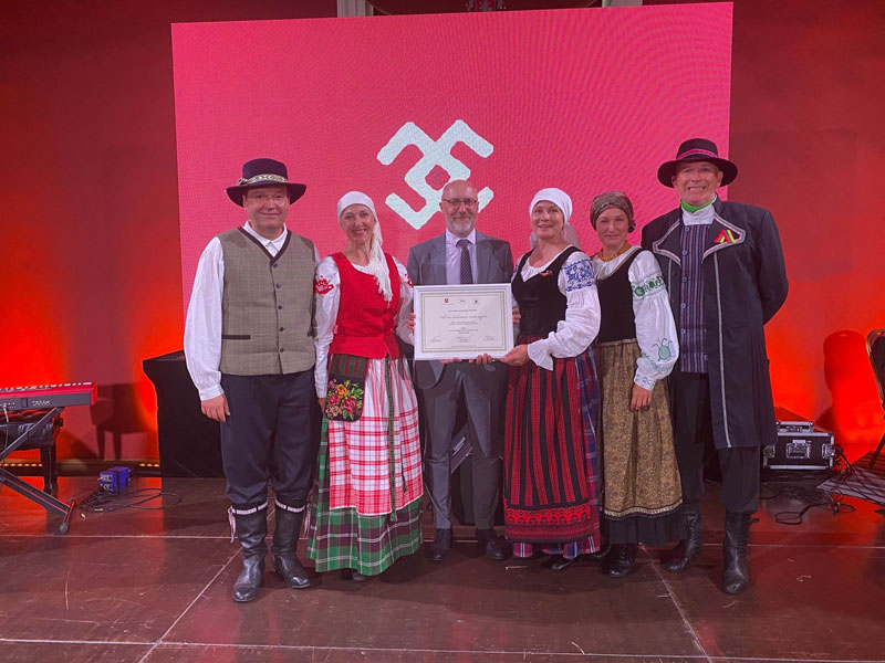 SERTIFIKATAS. Nuo seno Kuršių nerijos pamario bendruomenės puoselėjama poledinė stintų žvejyba bumbinant įvertinta sertifikatu.