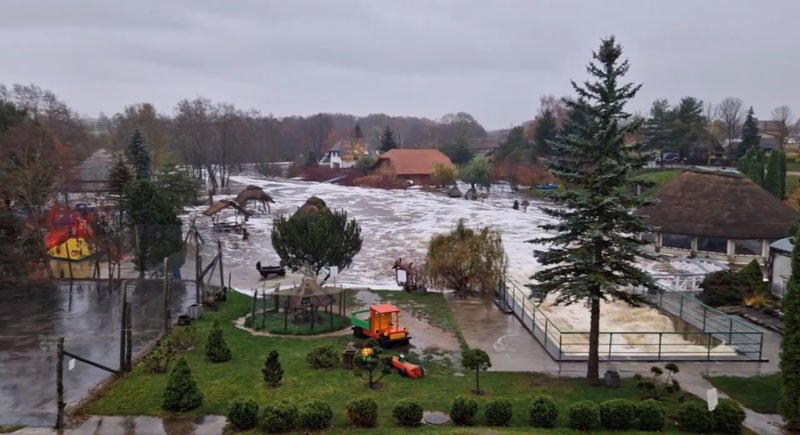 SKĘSTA. Kretingos kaimo sodyba „Vienkiemis“ dėl stichijos patiria nuostolių, o vandens lygis beveik siekia rekordinį, fiksuotą 2004 metų potvynio metu. Stop kadras.