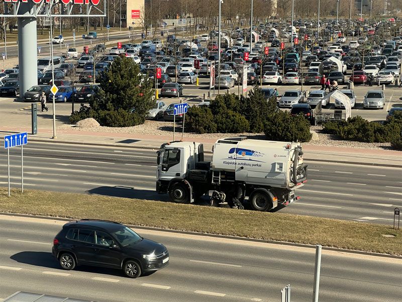 REAKCIJA. Klaipėdoje, reaguojant į oro sąlygas ir padidėjusio užterštumo kietosiomis dalelėmis riziką, gatvės ne tik įprastai valomos, bet ir kartą per dieną drėkinamos. Virginijos KESMINĖS nuotr.