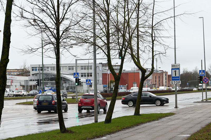 GALIMA. Važiuojant Šilutės pl. centro link sankryžoje su Svajonės gatve priekyje įrengto šviesoforo raudonas signalas draudžia važiuoti tik tiesiai, kitomis kryptimis (ir apsisukti) galima. Vitos JUREVIČIENĖS nuotr.