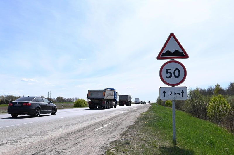 LENGVIAU. Užuot kelią suremontavus, jame pastatyti greitį mažinantys ir apie gresiantį pavojų vairuotojus perspėjantys ženklai. Vitos JUREVIČIENĖS nuotr.