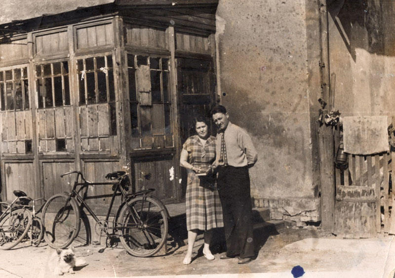 VERANDA. Prie Liepų g. 75-ojo namo buvo ir veranda. Nuotraukoje prie jos stovi E. Koševoj senelių draugai, Einoriai. 6-ojo deš. pabaiga arba 7-ojo pirma pusė.  Eimanto KOŠEVOJ asmeninio albumo nuotr.
