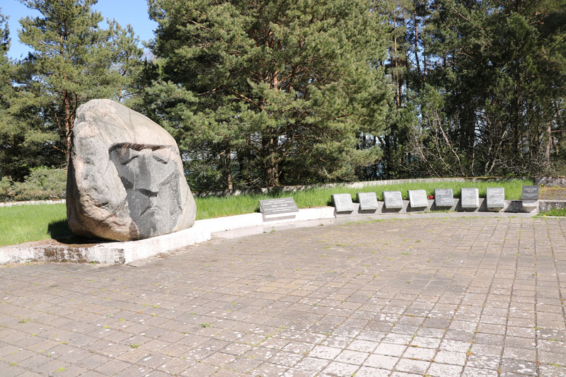 REBUSAS. Kol kas dar nėra nuspręsta, ar propagandiniais tikslais 1967 m. pastatytas „septynių herojų“ memorialas bus demontuotas, ar liks savo vietoje kaip paminklas sovietiniam melui atskleisti. Deniso NIKITENKOS nuotr.