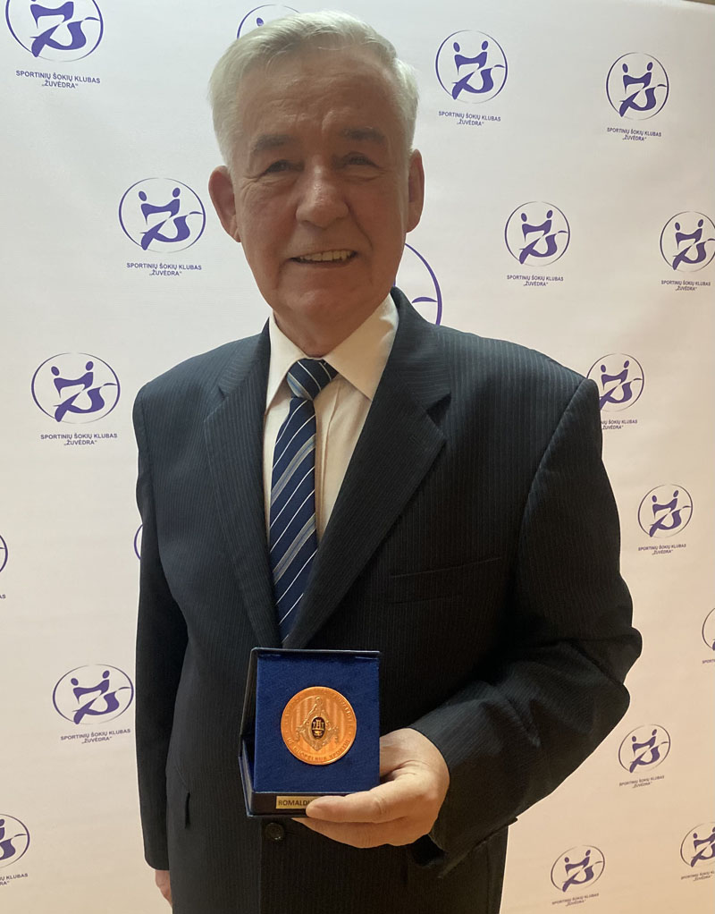  ĮVERTINIMAS. Romaldas Idzelevičius 75-ojo gimtdienio proga buvo apdovanotas Klaipėdos miesto medaliu už nuopelnus sportui. Pauliaus MATULEVIČIAUS nuotr.