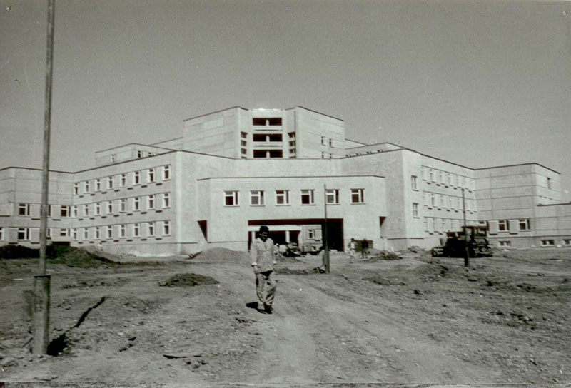 1988 metais pradėta statyti naujoji ligoninė turėjo būti pastatyta per 36 mėnesius - iki 1991 metų pavasario. Įpusėjus statyboms Lietuvoje kilo Sąjūdis, buvo atkurta Lietuvos nepriklausomybė, todėl sąjunginės ministerijos nutraukė finansavimą ir naujos ligoninės ateitis tapo miglota. Tačiau miesto vadovų ir naujai paskirto įstaigos vyriausiojo gydytojo dėka ligoninė atvėrė duris.