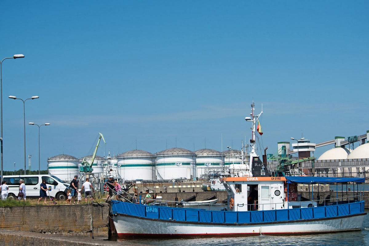 SĄLYGOS. Štai kokiomis sąlygomis dirba mažieji laiveliai, plukdantys žmones į Lietuvos jūrų muziejaus delfinariumą. 